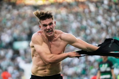 Transfer news live: Arsenal agree terms with Chelsea star, Man Utd sign defender, West Ham reject Spurs bid