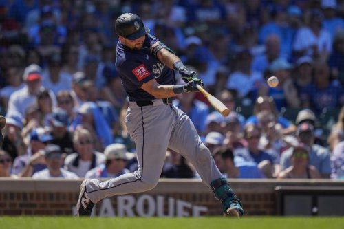 Raleigh homers twice, breaks Bench's record in the Mariners' 9-4 victory over the Cubs