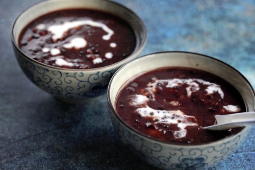 Best of both worlds: Red bean and black glutinous rice &lsquo;tong sui&rsquo; is sweet and creamy, nutty and utterly comforting