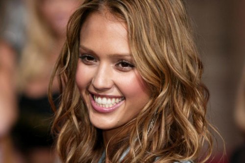 A traumatic childhood, In Hollywood since the age of 13, It happened in 1996, She was 15 years old, And Jessica Alba disappeared, Disturbing calls, Missing for 14 hours, And suddenly, she appeared, Unsolved case, Blindfolded the whole time, Why was she released?, She has never spoken about the subject, Speculations of all kinds, It was not the only traumatic event, Complicated step to adulthood, She was a minor, Chronic and serious illnesses, Kidnapped at age 15: the difficult childhood of Jessica Alba