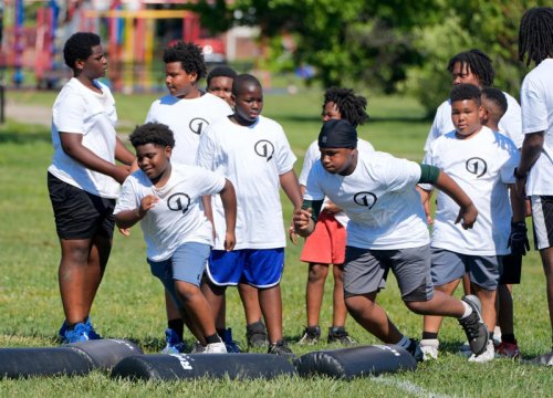 Detroit Cass Tech's C.J. Sadler gives back with free football camp for Detroit kids