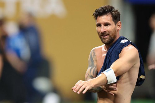 Messi gifts whole kit and boots to PSG star