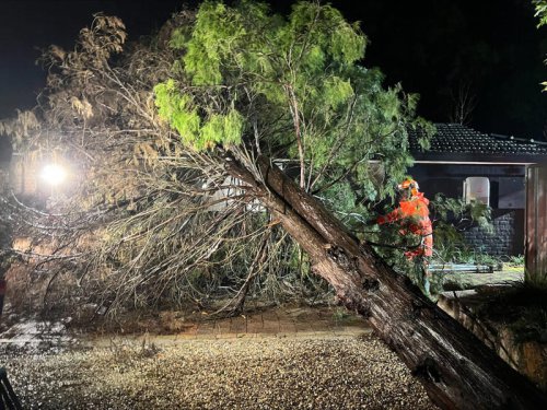 Australia bomb cyclone live: Flood emergency warnings issued as strong winds leave thousands without power