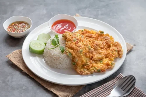 1. ข้าวไข่เจียวทรงเครื่อง, 2. สลัดผักต่างๆ, 3. ข้าวหมู/ไก่กระเทียม, 4. ผัดกะเพราราดข้าว, 5. ผัดผักราดข้าว, เปิดไอเดีย 5 เมนูข้าวกล่องทำง่าย ทำขายก็ได้ พกไปกินที่ทำงานก็ดี