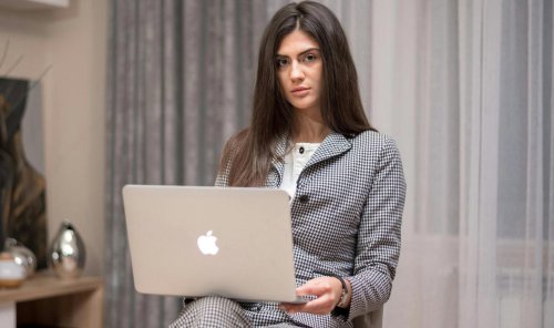 I quit my job to freelance and follow my dream, but now I can&rsquo;t pay rent. Should I go back to a 9-to-5?