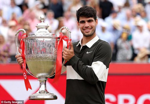 Carlos Alcaraz sends Wimbledon warning to rivals with Queen's triumph