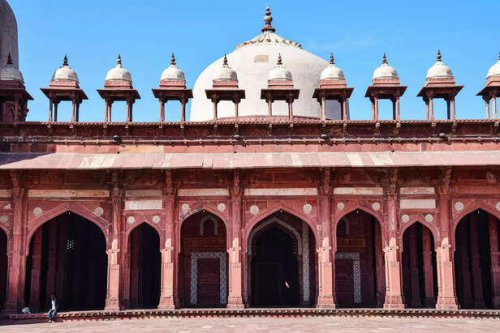 When Ritual Felt Hollow &mdash; Akbar&rsquo;s Spiritual Questioning Began, The Ibadat Khana: An Empire&rsquo;s Spiritual Crossroads, The Emergence of Din-i Ilahi &mdash; A Path Without Borders, Akbar&rsquo;s Personal Practice: When Devotion Became Silent, Who Joined Din-i Ilahi &mdash; And Why Few Did, Why It Faded &mdash; But Still Matters, A Prayer Beyond Words, Why Akbar Stopped Praying Like a Muslim &mdash; And Created His Own Faith