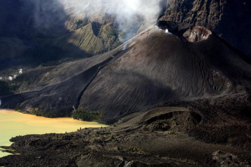 Search enters critical hours for Brazilian tourist who fell into active volcano in Indonesia: Latest