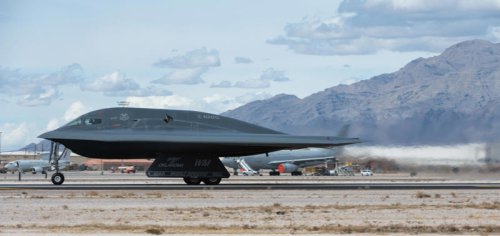 What's it like to fly a B-2 bomber for 2 days straight? Here's what record-holding pilots say.