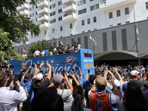 OKC Thunder players leave parade bus to greet fans, bring trophy to the crowd: Recap