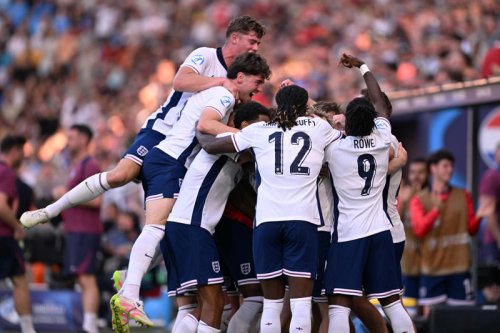 'Messi-esque' Elliott guides England to Euros final