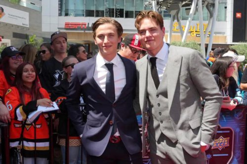 Chicago Blackhawks receive ultimatum from draft pick Anton Frondell