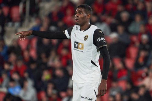 Transfer news live: Arsenal agree terms with Chelsea star, Man Utd sign defender, West Ham reject Spurs bid