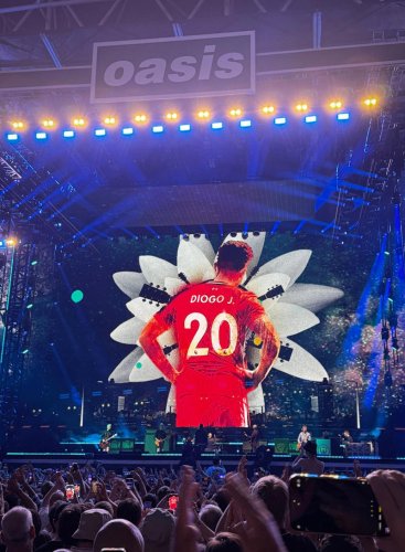 Oasis make moving tribute to Diogo Jota