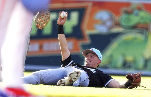 White Sox shortstop Colson Montgomery makes spectacular over-the-shoulder catch in MLB debut