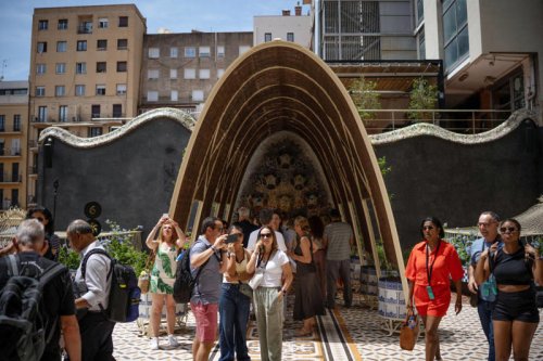 How Americans Can Avoid Looking Like Tourists When Traveling Abroad