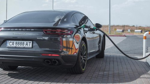 Top 10+ Signs That EVs Are Taking Over &amp; 10 That Gas Cars Are Here To Stay