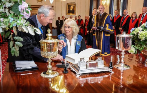 Queen made honorary freeman and liveryman of stationers and newspapers for dedication to literacy