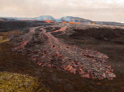 Iceland volcano eruption live: Huge wall of fire expands to the north as gas cloud heads towards airport