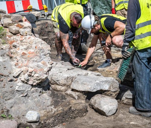 Skeleton of medieval knight found under former ice cream parlor