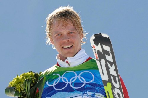 Olympic medallist dies after being struck by lightning on family holiday