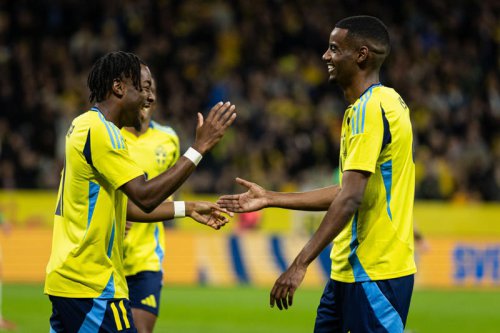Elanga sends message to Isak over Liverpool transfer