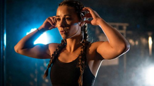 Top 10+ Unnecessary Items You Don't Need At The Gym &amp; 10 To Always Bring Along