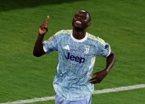 Tottenham open talks to sign &pound;43m Man Utd target
