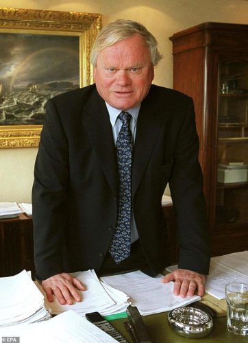&pound;250million Chelsea manor one of London's most valuable after owner says 'Britain has gone to hell'
