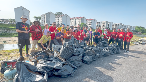 Community wades in to clean Sg Kayu Ara