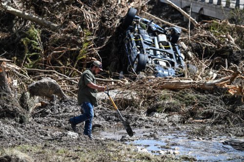A Texas firefighter pleaded for an alert amid rising flood waters. It took an hour to go out