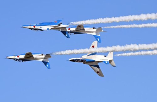 ブルーインパルスきょう万博の空に再挑戦 通天閣&rarr;大阪城&rarr;太陽の塔&rarr;ひらパー&rarr;会場へ