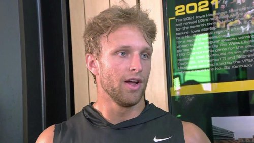 Transfer quarterback Mark Gronowski creates chemistry with Iowa teammates
