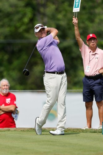 Gordon Burns relies on wife as Day One caddie for Dick&rsquo;s Open