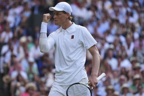 Sinner takes the third set, 6-4, to lead Alcaraz 2-1 in Wimbledon men's final