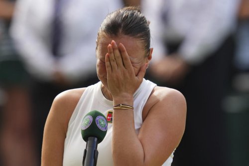 Iga Swiatek defeats Amanda Anisimova to win her first Wimbledon title