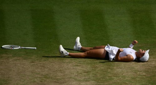 Iga Swiatek rolls over Amanda Anisimova for her first Wimbledon title