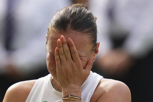 Amanda Anisimova thanks her mom through tears after 6-0, 6-0 loss to Iga Swiatek in Wimbledon final