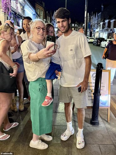 Carlos Alcaraz gets a pizza the action as defending Wimbledon champion dines with fans before final