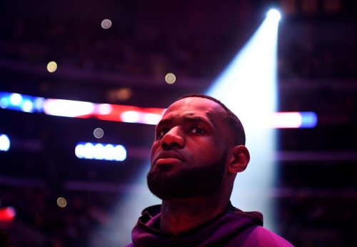 Plaschke: Kobe Bryant has one more lesson for LeBron James &mdash; how to retire