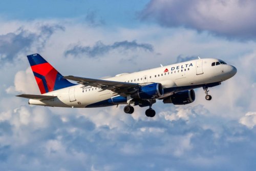 Passenger plane forced to swerve in mid-air to avoid crashing into a B-52 bomber