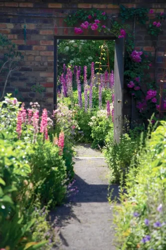 The pretty garden of this historic Tasmanian estate only gets better with age