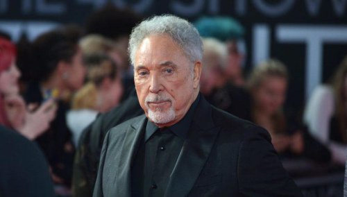 Tom Jones, 85, delays gig hours before performance