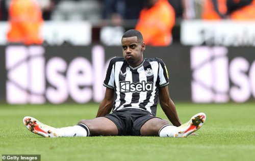 Alexander Isak's hopes of Liverpool move take a hit with Man United leading race for Benjamin Sesko