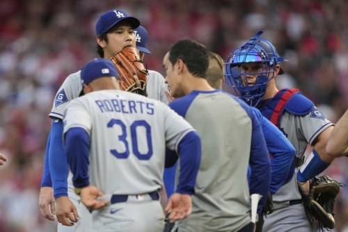 Shohei Ohtani leaves mound with trainer after throwing 6 straight balls, including 2 wild pitches