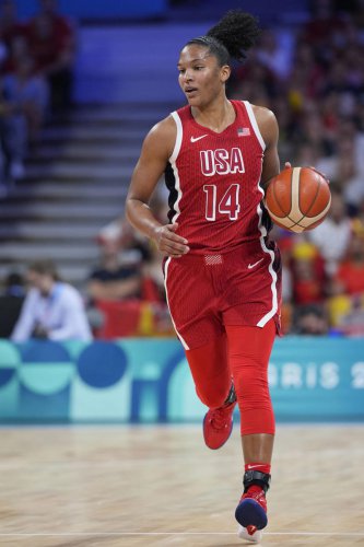 1. Alyssa Thomas (Phoenix Mercury) &ndash; 15 Assists (vs Wings, Liberty & Sky), 2. Arike Ogunbowale (Dallas Wings) &ndash; 14 Assists (vs Liberty), 3. Skylar Diggins (Seattle Storm) &ndash; 14 Assists (vs Mercury), 4. Courtney Williams (Minnesota Lynx) &ndash; 13 Assists (vs Liberty), 6. Alyssa Thomas (again!) &ndash; 13 Assists (vs Liberty), 7. Kelsey Plum (LA Sparks) &ndash; 12 Assists (vs Lynx), 8. Veronica Burton (Golden State Valkyries) &ndash; 12 Assists (vs Aces), Assist Queens: 8 WNBA Playmakers Ruling The Court Right Now