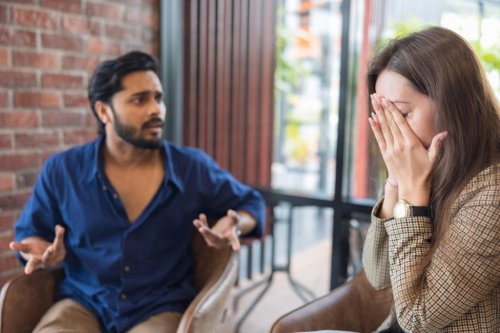 Top 6+ signs someone secretly dislikes you, according to psychologists