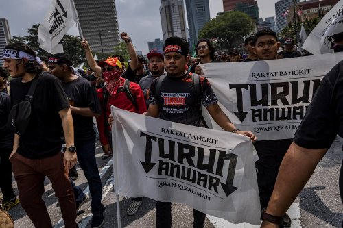 Protesters gather, chant &lsquo;Turun Anwar&rsquo; as rally kicks off in downtown KL