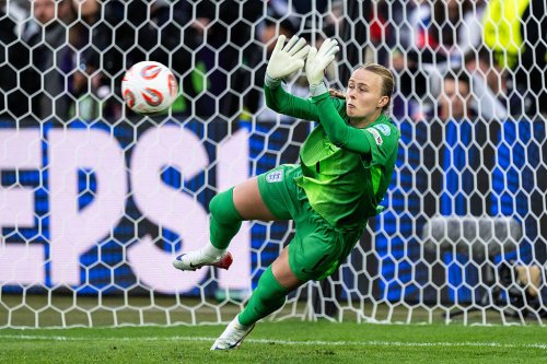 Hampton reveals Wiegman message before penalties