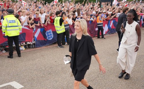 England fans defy FA to greet Lionesses